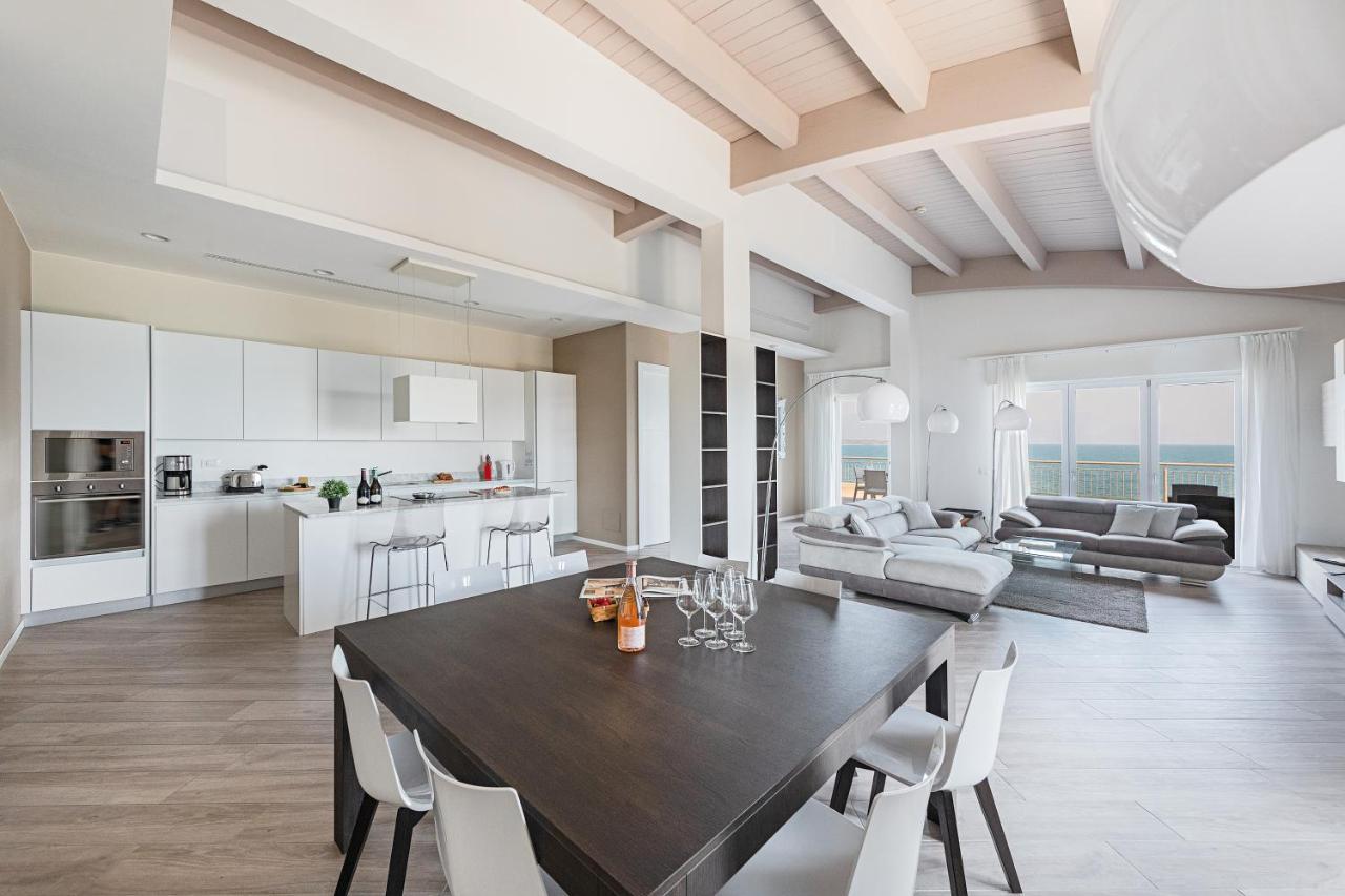 Residenza Miralago By Wonderful Italy เดเซนซาโนเดลการ์ดา ภายนอก รูปภาพ