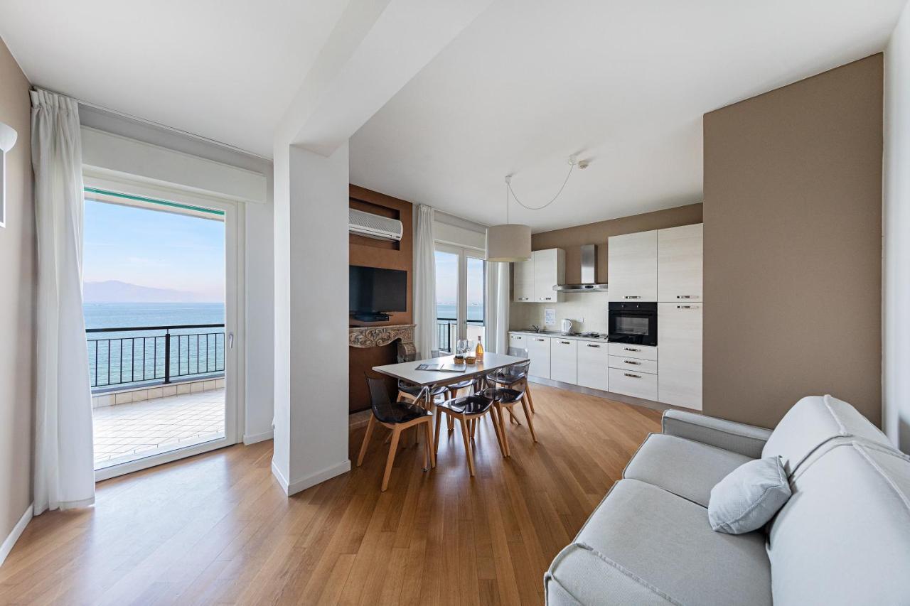 Residenza Miralago By Wonderful Italy เดเซนซาโนเดลการ์ดา ภายนอก รูปภาพ