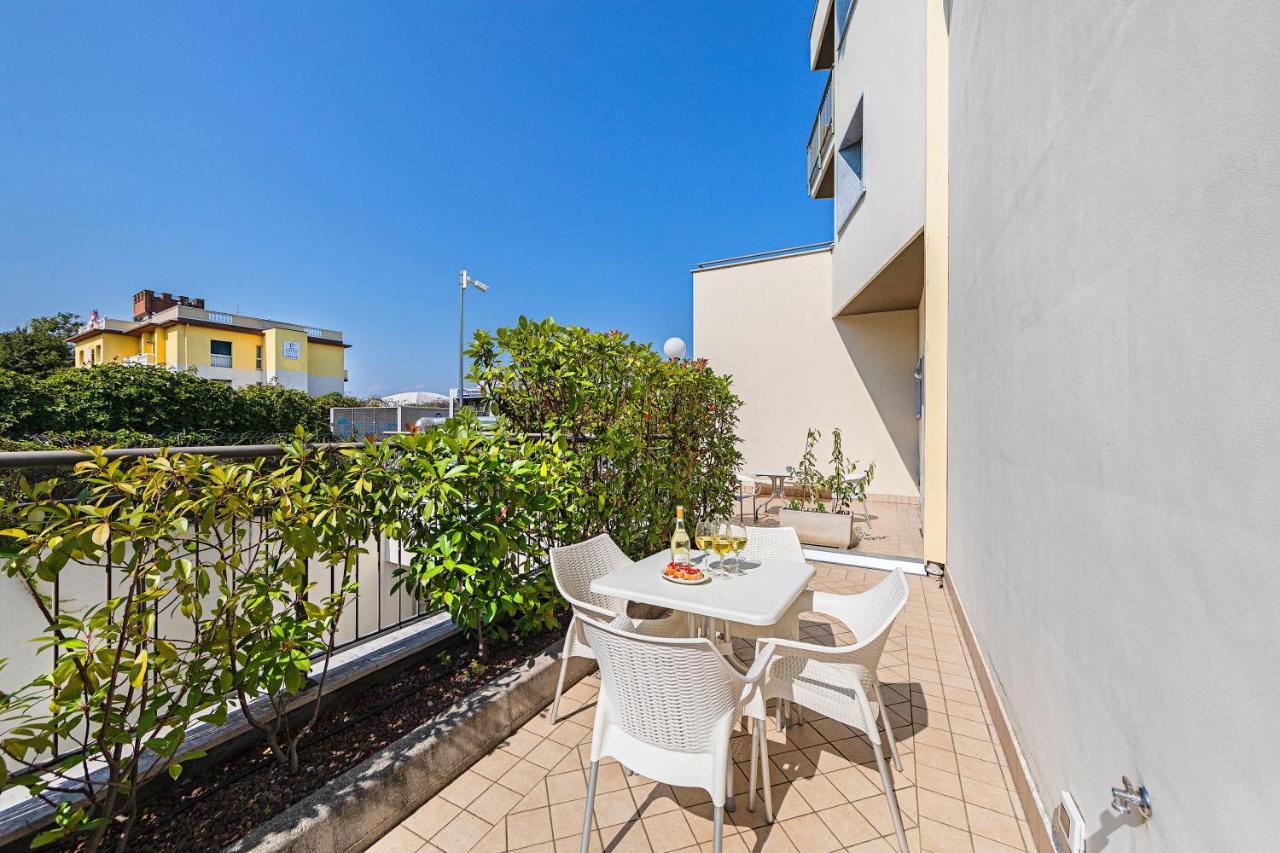 Residenza Miralago By Wonderful Italy เดเซนซาโนเดลการ์ดา ภายนอก รูปภาพ