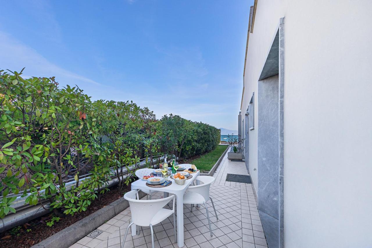 Residenza Miralago By Wonderful Italy เดเซนซาโนเดลการ์ดา ภายนอก รูปภาพ