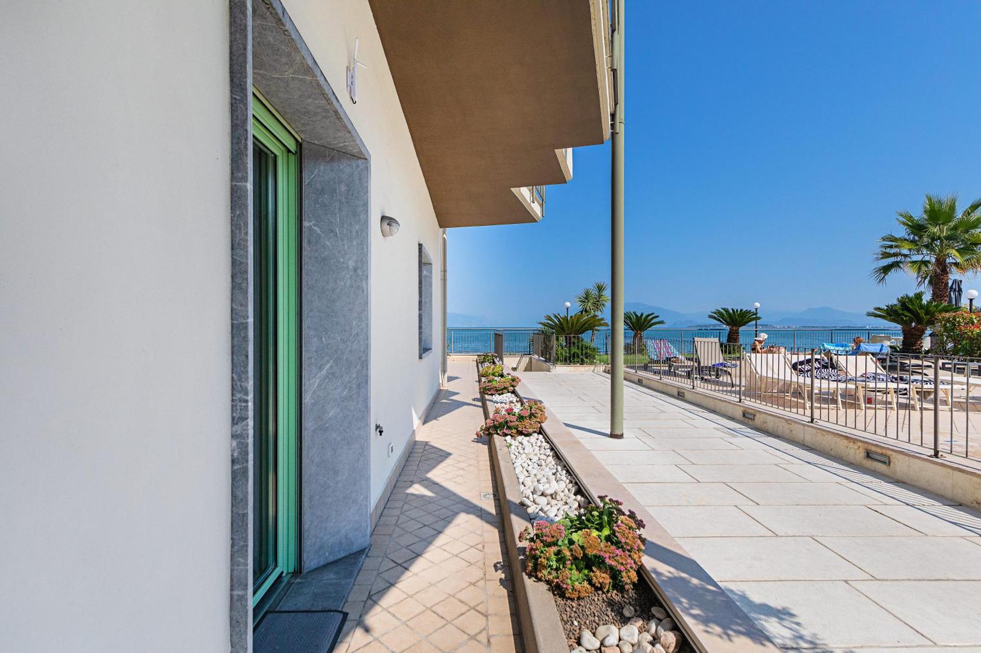 Residenza Miralago By Wonderful Italy เดเซนซาโนเดลการ์ดา ภายนอก รูปภาพ
