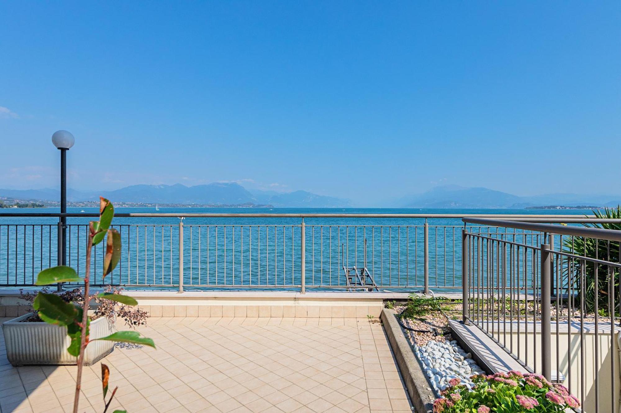Residenza Miralago By Wonderful Italy เดเซนซาโนเดลการ์ดา ภายนอก รูปภาพ